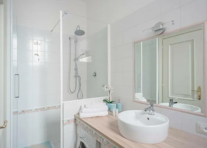 New Loft In The Heart Of 2 *