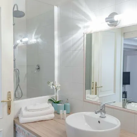 아파트 New Loft In The Heart Of 2 *